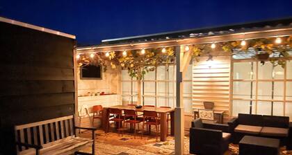 Enjoy maximum comfort in a modern, stylish room with a fully equipped private bathroom — just a short walk from the beautiful Zoutelande Beach. Perfect for guests who love the sea breeze, sandy strolls, and coastal charm.