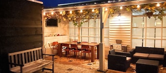 Réveillez-vous prÚs de la plage dans une chambre confortable avec des lits à ressorts, de l'espace pour votre enfant et un café gratuit !