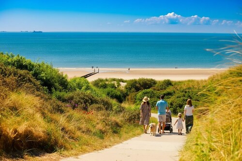 Comfortable coastal stay ideal for families, just a short walk from Zoutelande Beach. Enjoy space, convenience, and a relaxed seaside atmosphere—perfect for family holidays and short breaks.