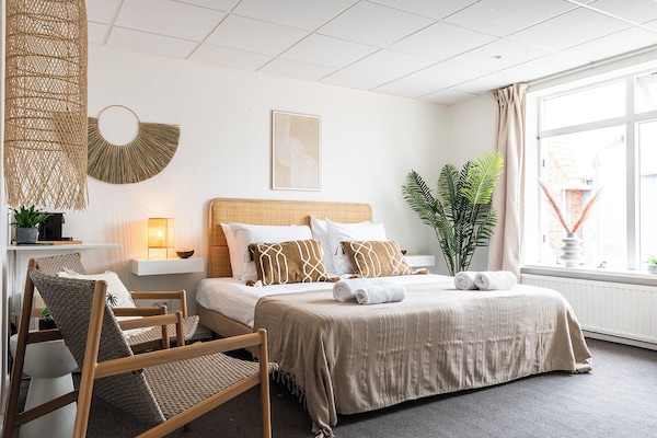 Enjoy a relaxing family holiday in Zeeland near the sea
Geniet van een ontspannen gezinsvakantie in Zeeland aan zee
Genießt einen erholsamen Familienurlaub in Zeeland am Meer