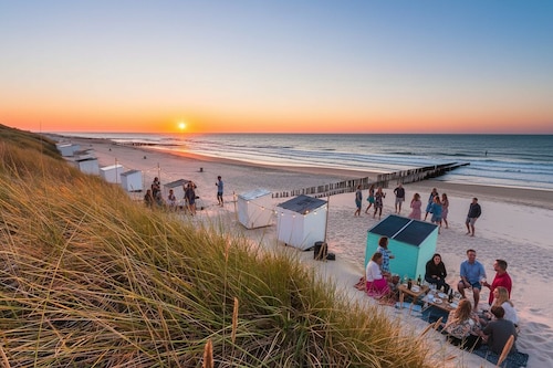 Spacious ground-floor suite in Zoutelande, ideal for couples or small families. Air-conditioned, private bathroom, baby-friendly amenities, and close to beachside terraces and the coast.