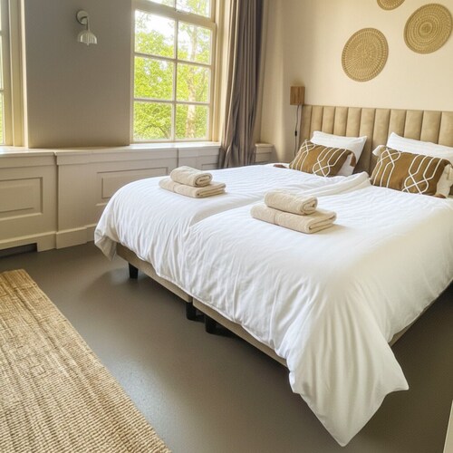 Spacious ground-floor suite in Zoutelande, ideal for couples or small families. Air-conditioned, private bathroom, baby-friendly amenities, and close to beachside terraces and the coast.