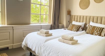 Spacious ground-floor suite in Zoutelande, ideal for couples or small families. Air-conditioned, private bathroom, baby-friendly amenities, and close to beachside terraces and the coast.