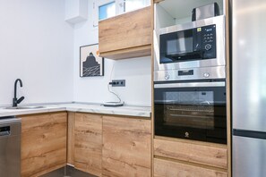 Réfrigérateur, micro-ondes, four, plaque de cuisson