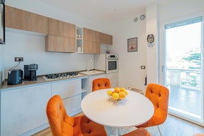 Kühlschrank, Ofen, Herdplatte, Wasserkocher mit Kaffee-/Teezubehör