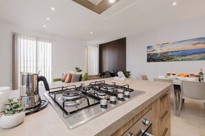 Kylskåp, ugn, spishäll och diskmaskin