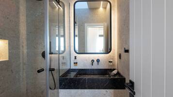 Een douche, een haardroger, een bidet, handdoeken