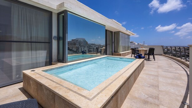 A rooftop pool with a clear view of the cityscape, a seating area with chairs, and a table. - For those who prefer to cook their own meals, this kitchen is well-equipped and is a beautiful space to create heartly dishes!! <br>Towels and linen are included, Kettle, Toaster, Hair dryer, Washing machine, coffee maker, dishwasher, microwave. (Il-Mellieħa)