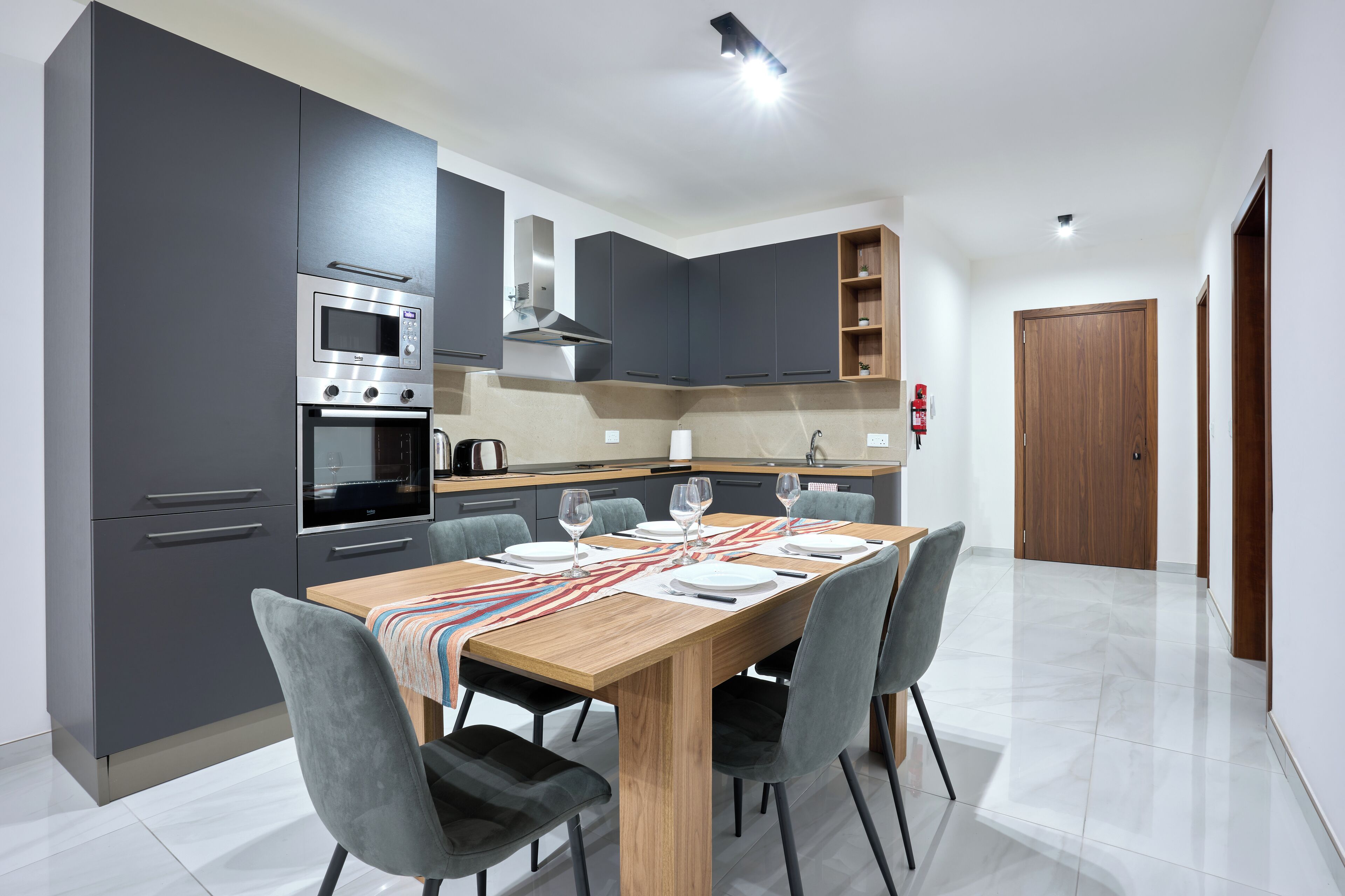 Jääkaappi, mikroaaltouuni, uuni, liesi