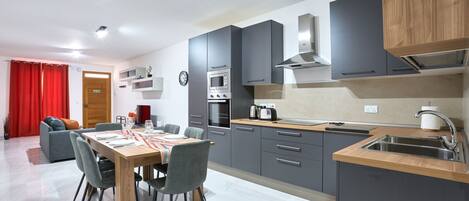 Kjøleskap, mikrobølgeovn, ovn og kokeplater