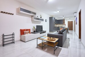 Smart TV - This apartment is a 2 bedroom(s), 2 bathrooms, located in San Pawl il-Baħar, null. (San Pawl il-Baħar)