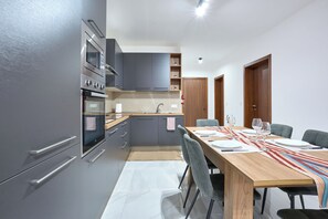 Réfrigérateur, four à micro-ondes, un four, surface de cuisson