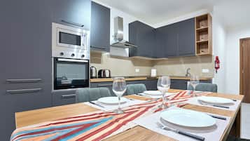 Een koelkast, een magnetron, een oven, een kookplaat