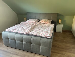 2 室のベッドルーム、旅行用ベビーベッド、WiFi、ベッドシーツ