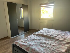 2 Schlafzimmer, Reisekinderbett, WLAN, Bettwäsche