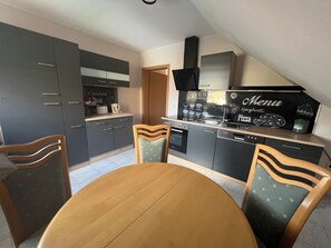 Een koelkast, een oven, een kookplaat, een vaatwasser