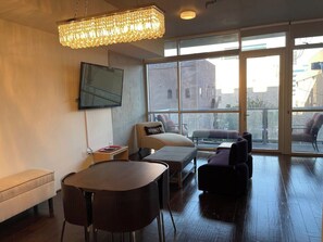 Smart TV, offices - Balcony Luxury High Rise Downtown Fremont Casinos (Las Vegas)