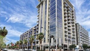 Un immeuble de grande hauteur doté de nombreux balcons et d’une architecture moderne.