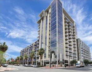 Exterior - Balcony Luxury High Rise Downtown Fremont Casinos (Las Vegas)