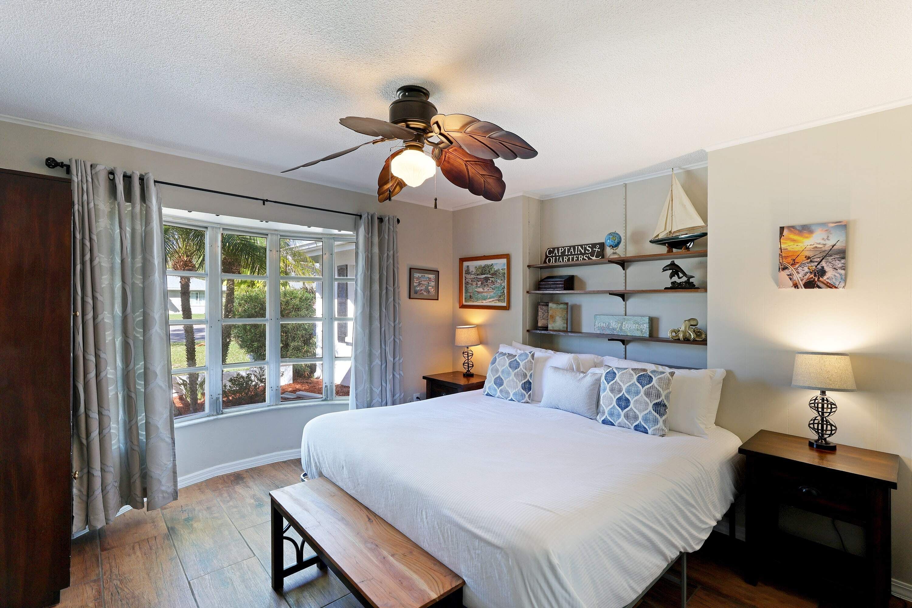 6 soverom, skrivebord, strykejern/-brett og reiseseng for barn