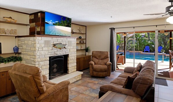 Fernseher, Kamin, Videospiele, Bücher