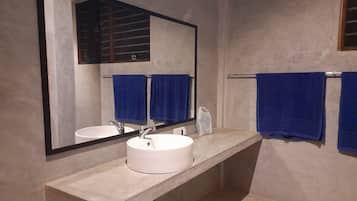 Quarto casal luxo, sacada, vista para o jardim | Banheiro