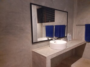 Deluxe Double Room, Balcony, Garden View | Bathroom - Mealanies House (Unawatuna)