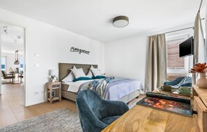 1 habitación, tabla de planchar con plancha y cuna de viaje 