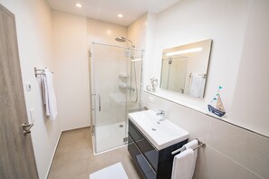Comfort-Haus | Badezimmer | Badewanne und Dusche (separat), Komfortbadewanne, Haartrockner