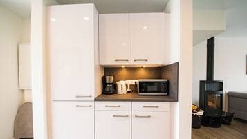 Comfort House | Private kitchen | Full-size fridge, microwave, oven, stovetop