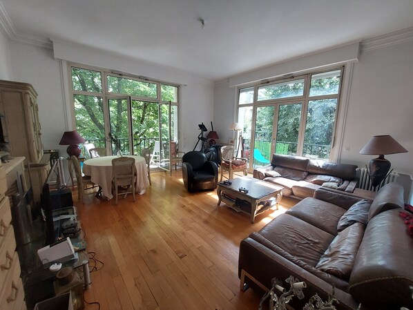 TV, fireplace, books - 104 M2 5 Pièces 3 Chambres Balcons (Neuilly-sur-Seine)