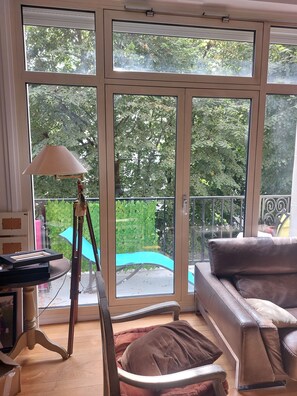 TV, fireplace, books - 104 M2 5 Pièces 3 Chambres Balcons (Neuilly-sur-Seine)