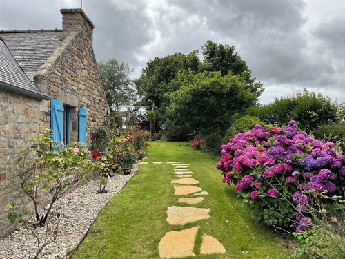 Petite Maison en Pierre Dans un Grand Jardin Fleuri