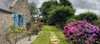 Petite Maison en Pierre Dans un Grand Jardin Fleuri