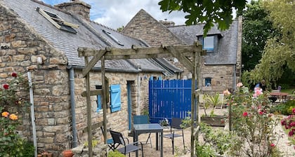Petite Maison en Pierre Dans un Grand Jardin Fleuri