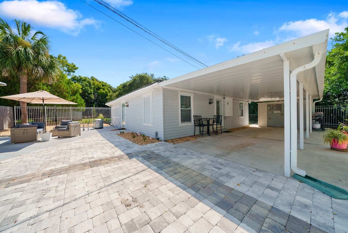 Hideaway Cottage: Dog Friendly, Block to Private Beach Access & More