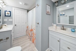 Douche, sĂšche-cheveux, serviettes fournies, savon