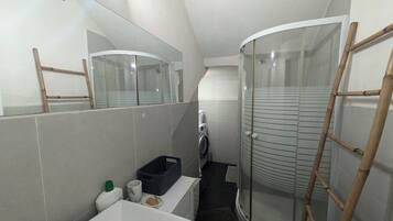 Douche, sĂšche-cheveux, serviettes fournies, savon