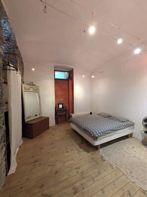 2 makuuhuonetta, silitysrauta/-lauta, Wi-Fi, vuodevaatteet