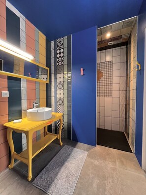 Douche, sèche-cheveux, serviettes fournies