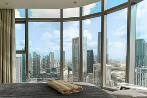 3 bedrooms, iron/ironing board, free WiFi, bed sheets - Paramount Home City with 260° Infinity Sky Pool (Dubai)