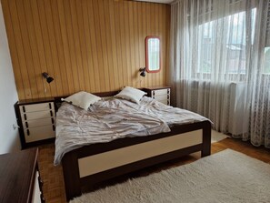 3 bedrooms, travel cot, Internet, bed sheets