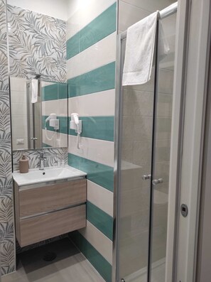 Een douche, een haardroger, handdoeken, zeep