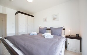2 slaapkamers, een strijkplank/strijkijzer, reisbedje