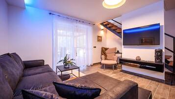 TV connectée, cheminée, chaßne hi-fi
