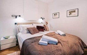 3 dormitorios, caja fuerte, tabla de planchar con plancha