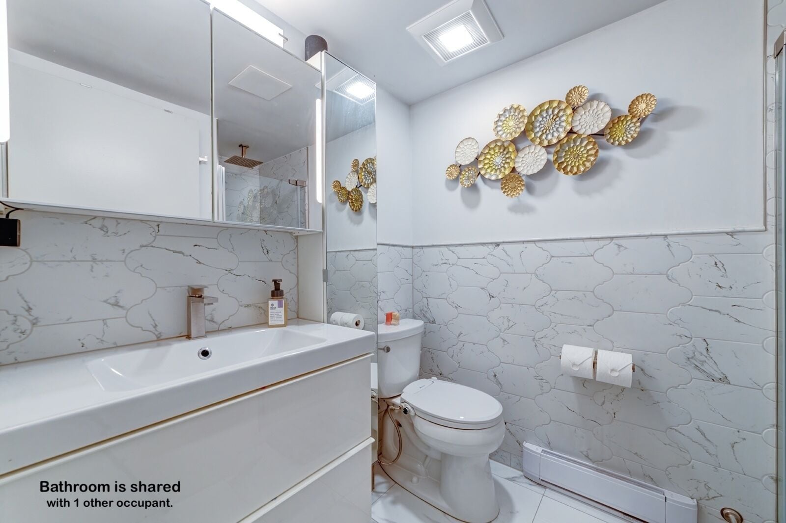 Artículos de tocador gratuitos, secador de pelo, toallas, jabón