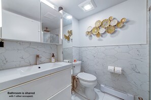 Standard Room, 1 Katil Ratu (Queen) | Bilik Mandi | Kelengkapan dandanan diri percuma, pengering rambut, tuala disediakan 