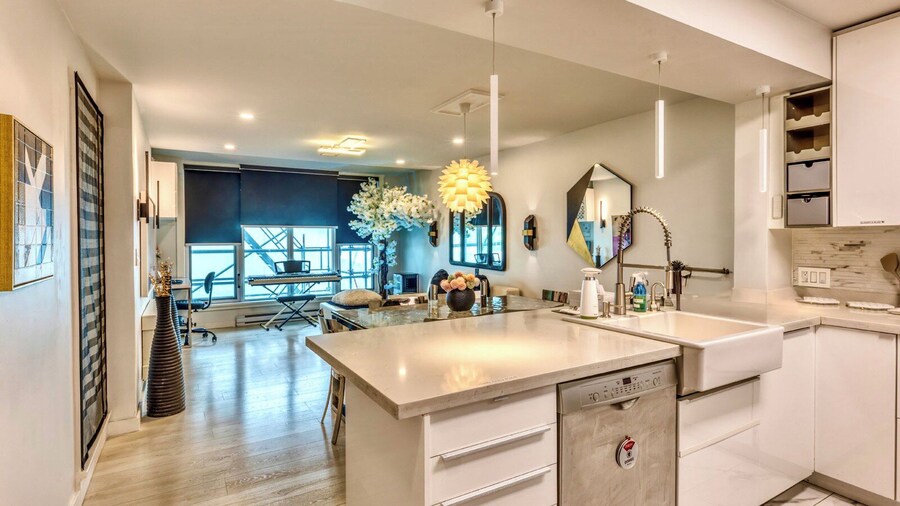 Art Deco Broadway Bedroom (with Shared Common Area)