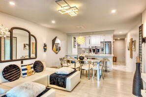 Chambre Standard, 1 grand lit | Coin séjour